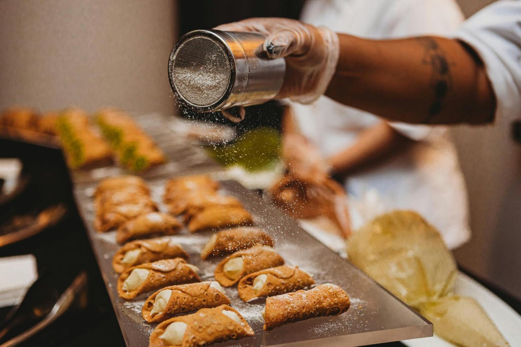 Hotel New York Marriott Marquis Esterno foto Cannoli being dusted with powdered sugar
