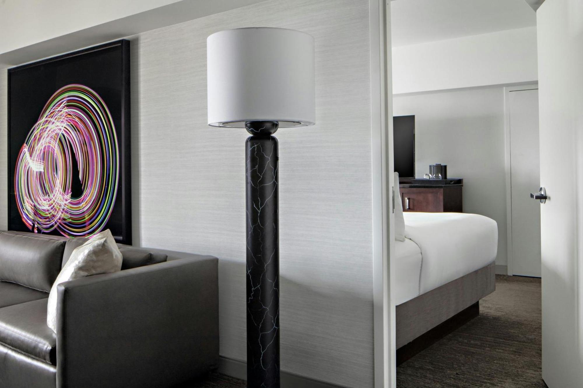 Hotel New York Marriott Marquis Esterno foto A floor lamp