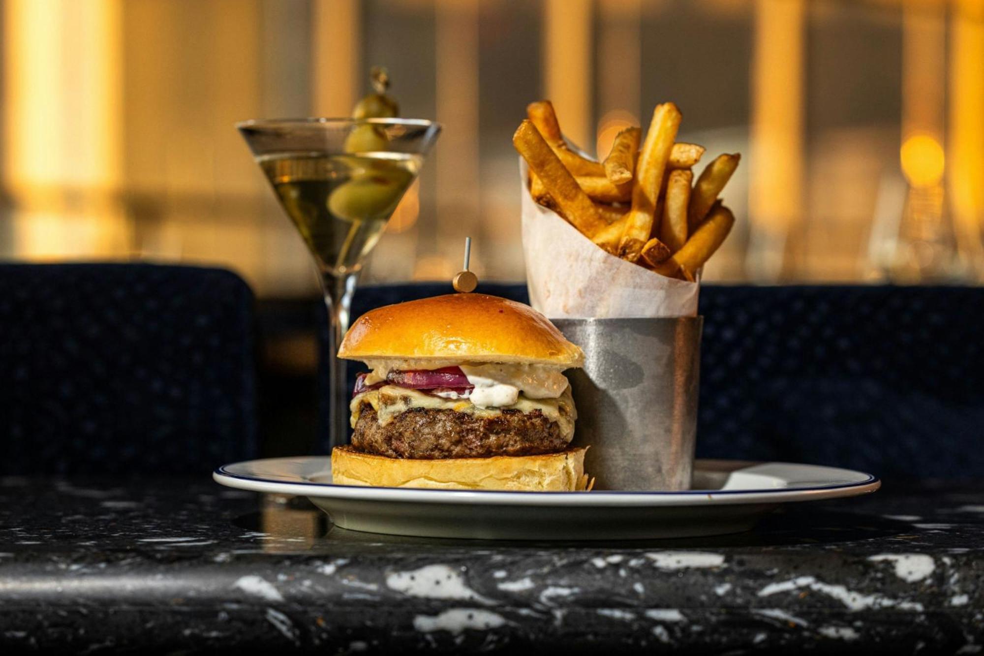Hotel New York Marriott Marquis Esterno foto Burger and fries at the restaurant