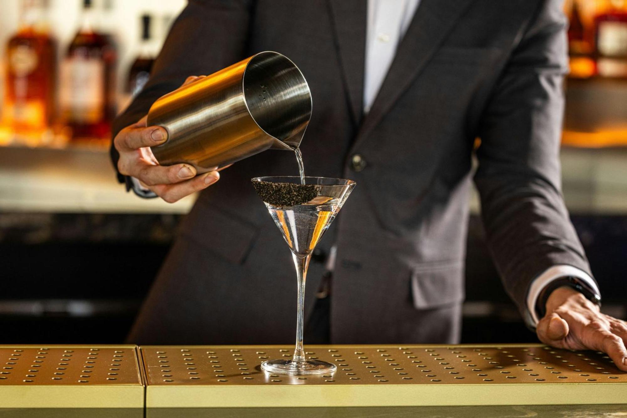 Hotel New York Marriott Marquis Esterno foto A bartender straining a cocktail